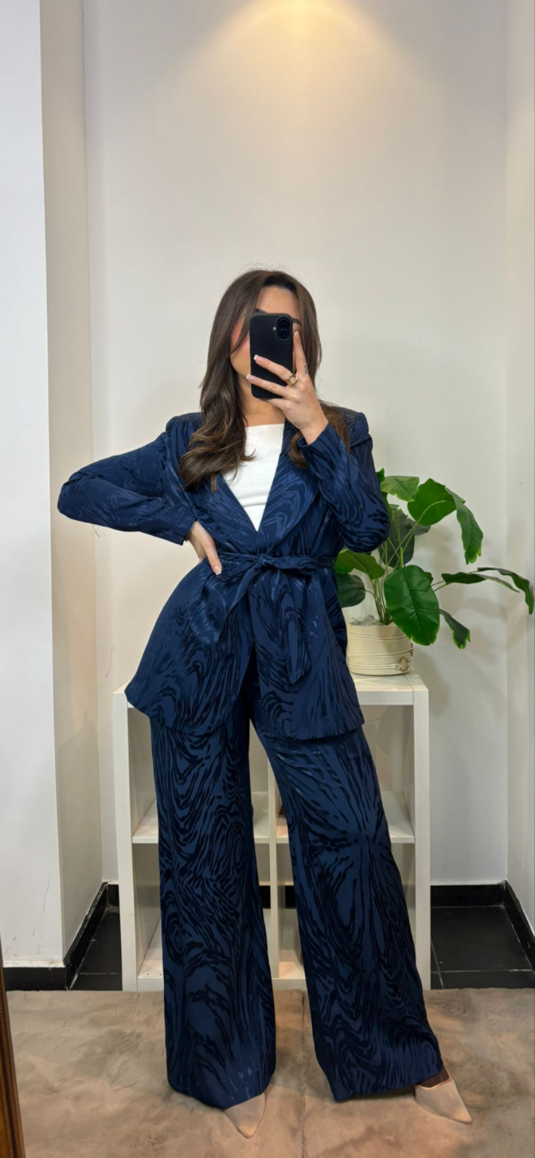 TAILLEUR SATINÉ AVEC CEINTURE