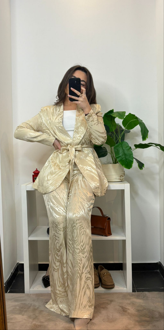 TAILLEUR SATINÉ AVEC CEINTURE