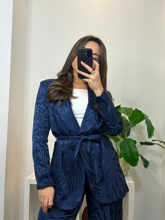 TAILLEUR SATINÉ AVEC CEINTURE