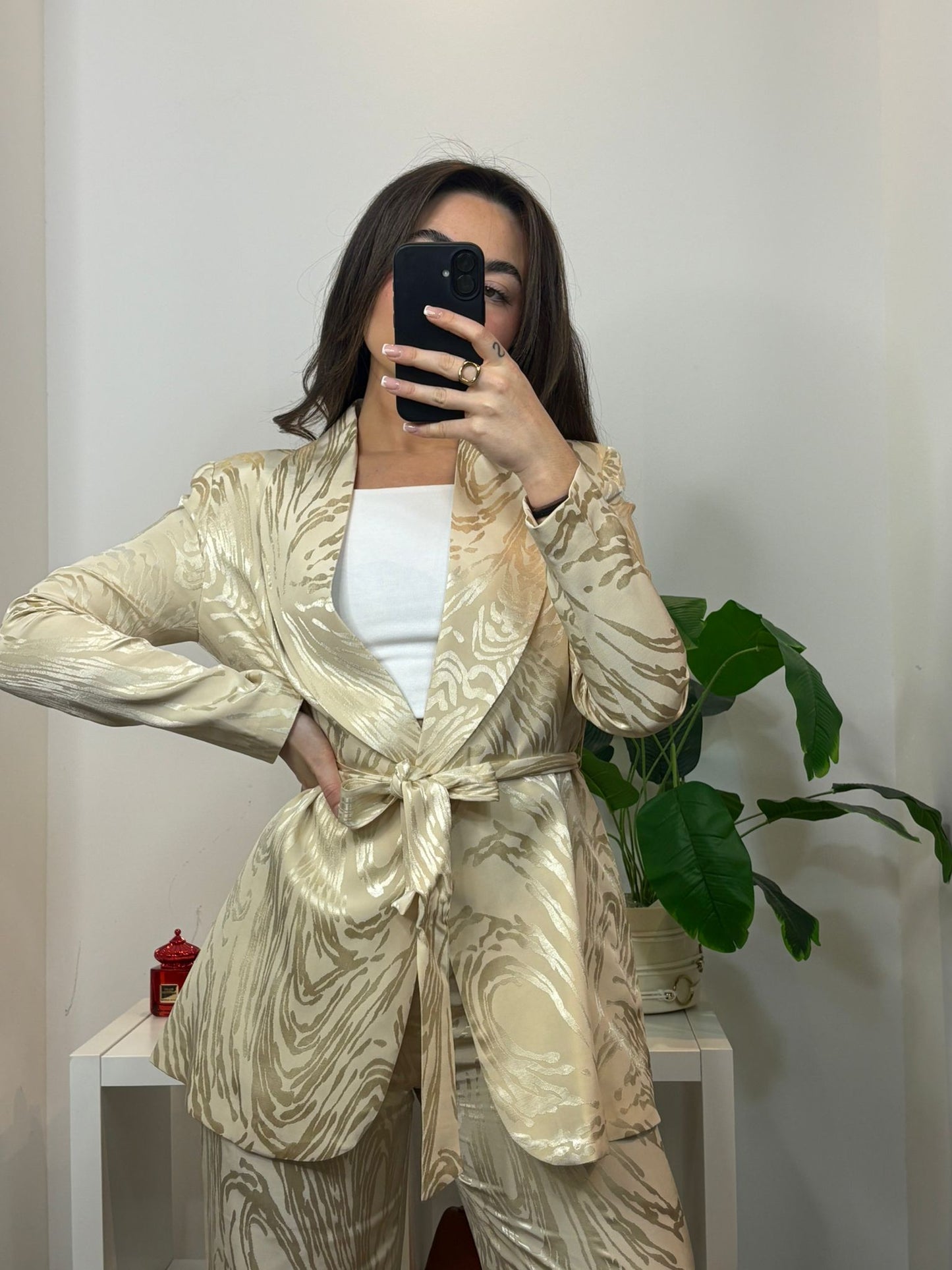 TAILLEUR SATINÉ AVEC CEINTURE